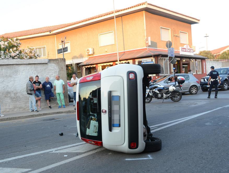 Una Panda si ribalta in via Argentina