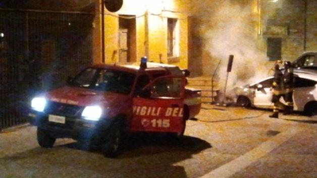 Incendiata la macchina di un giornalista