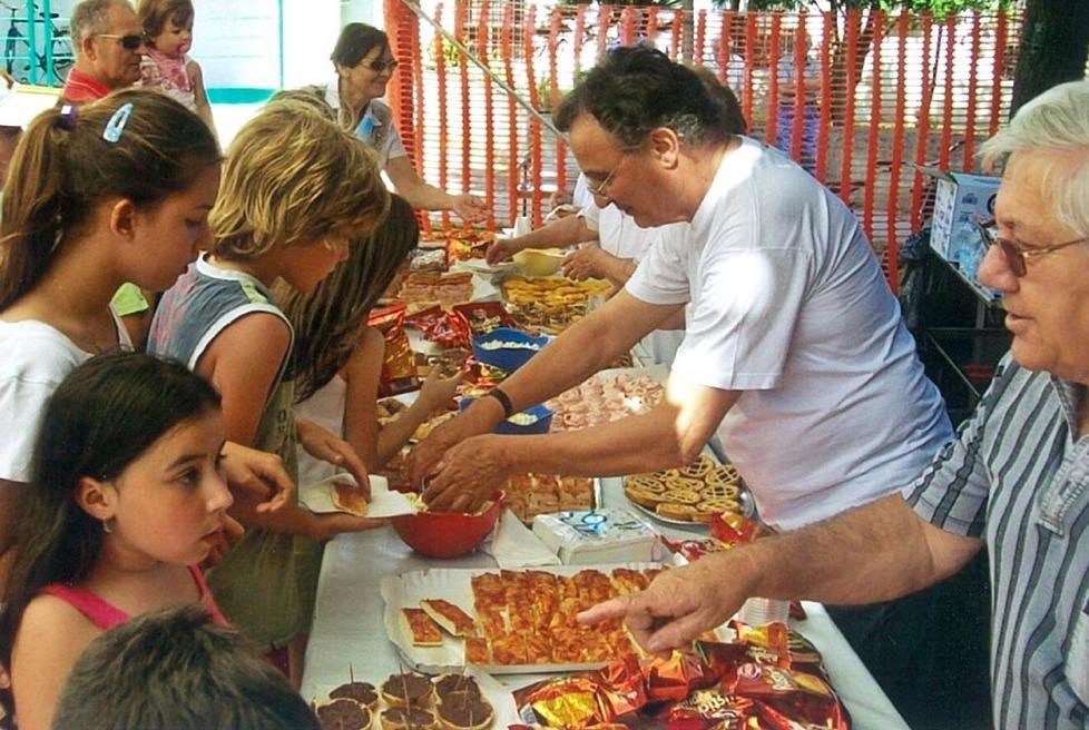 Bambini e nonni insieme per una giornata nel parco