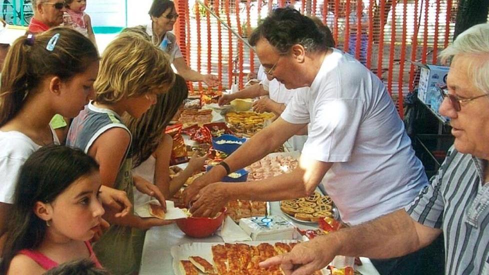 Bambini e nonni insieme per una giornata nel parco