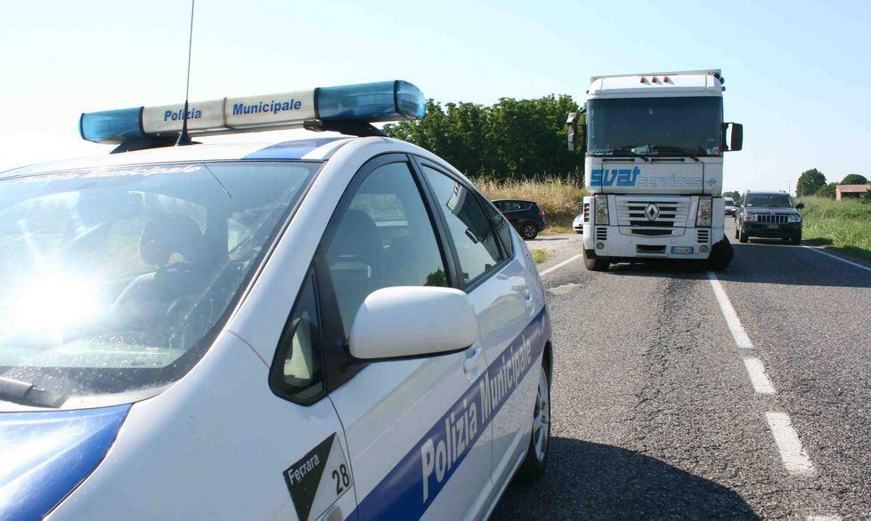 Scontro tra auto e camion: un ferito