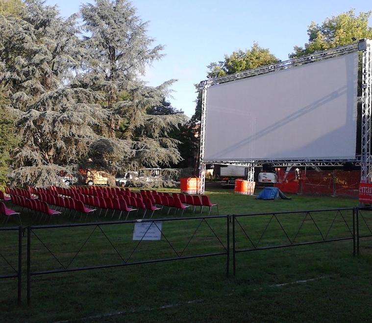 A fine mese ritornano i film sotto le stelle