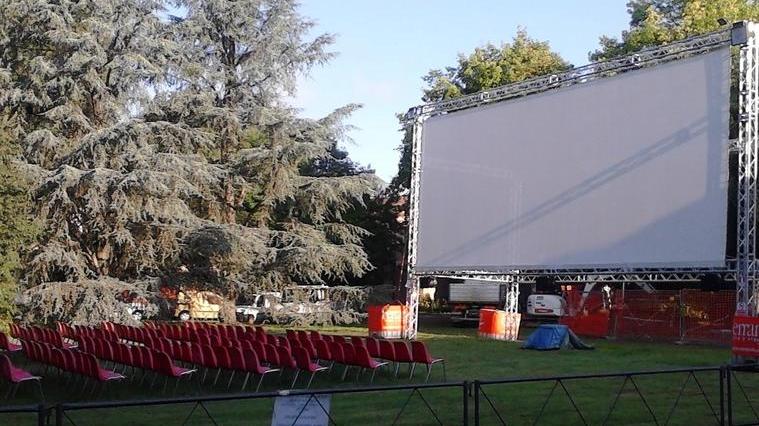 A fine mese ritornano i film sotto le stelle