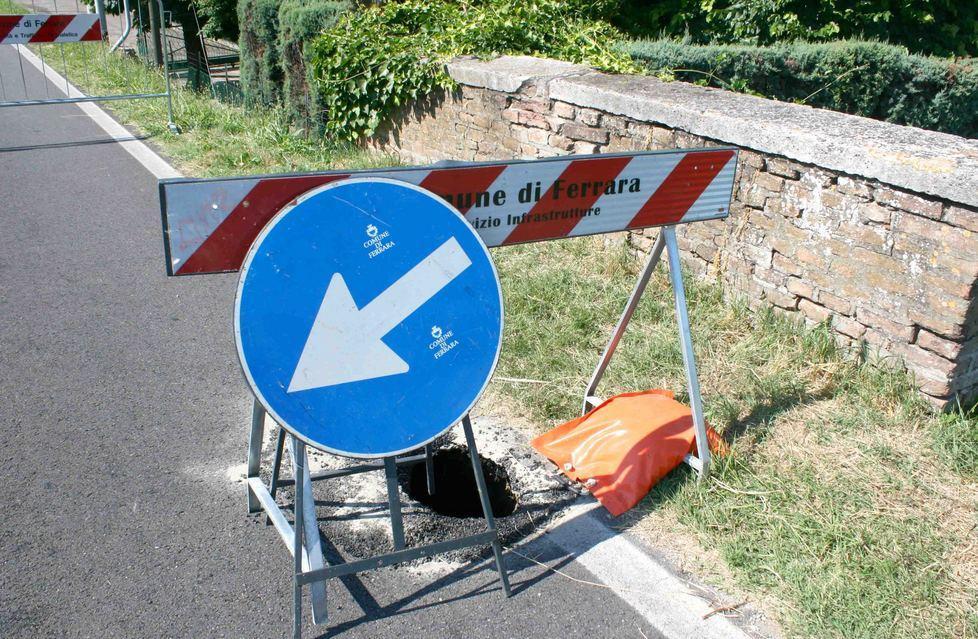 Pericolo di crollo del pontino Via Fabbri chiusa al traffico