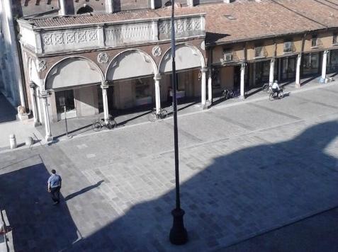 Il primo lampione della piazza 