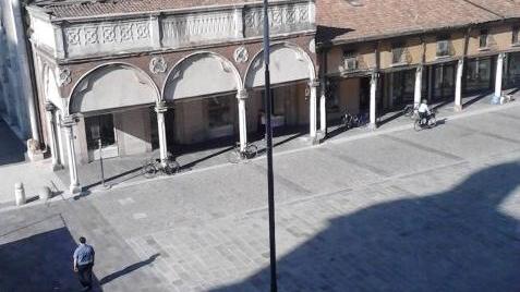 Il primo lampione della piazza