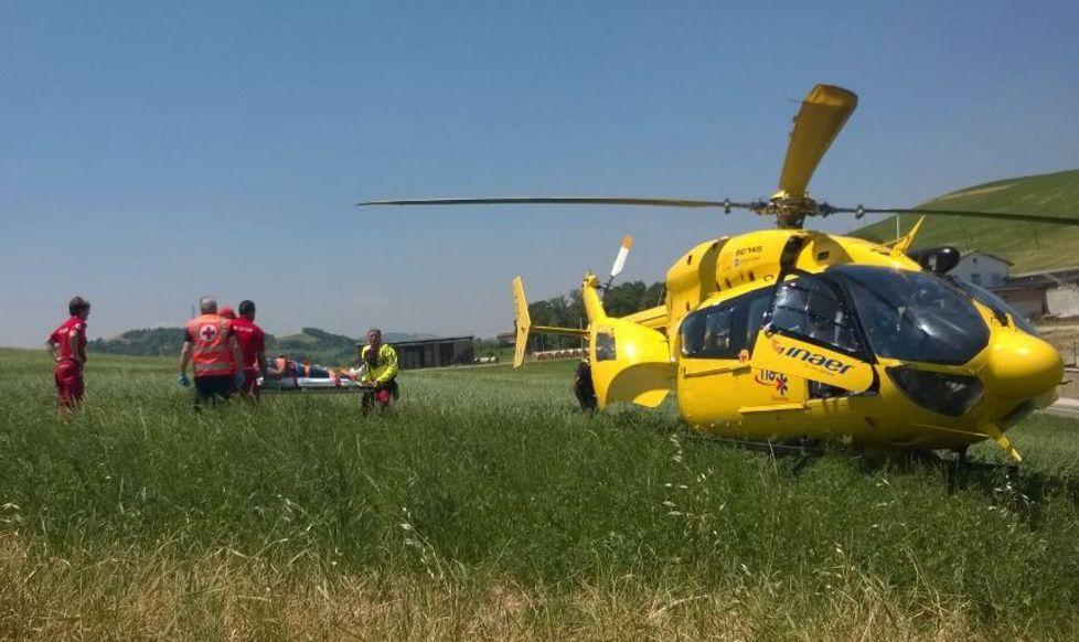 In auto contro un muro, ferita una donna