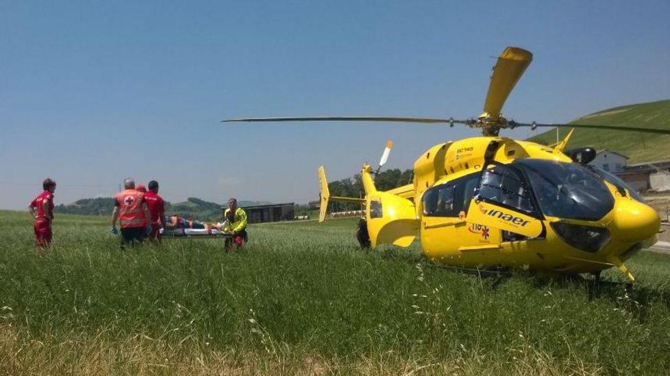 In auto contro un muro, ferita una donna