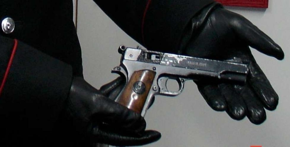 Punta una pistola alla testa di un giovane 