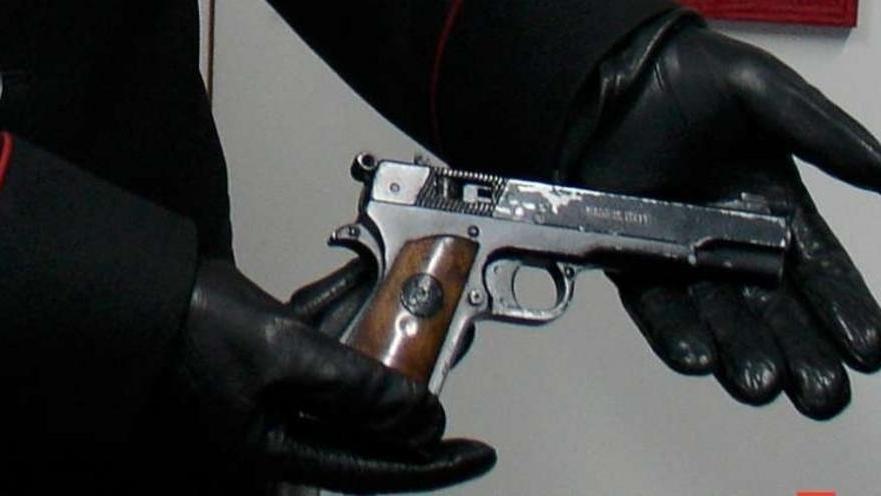 Punta una pistola alla testa di un giovane