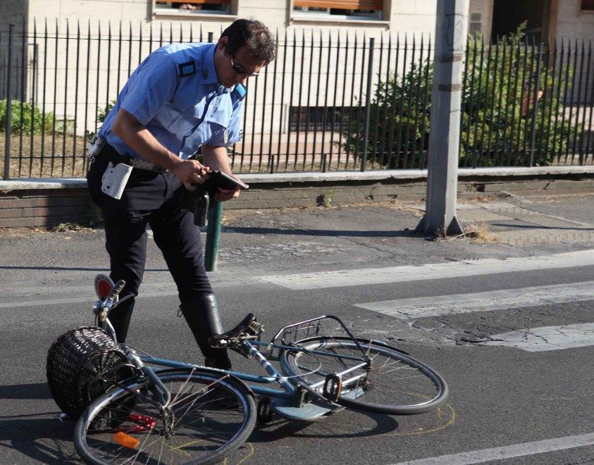 Travolta in sella alla bici, grave una donna 