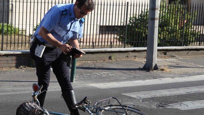 Travolta in sella alla bici, grave una donna