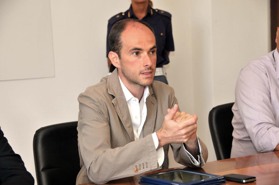 Calci e pugni al tabaccaio per rapinarlo: arrestati due 23enni e denunciato un minore 