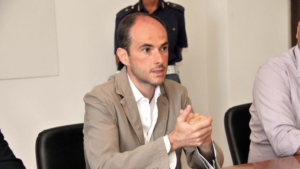 Calci e pugni al tabaccaio per rapinarlo: arrestati due 23enni e denunciato un minore