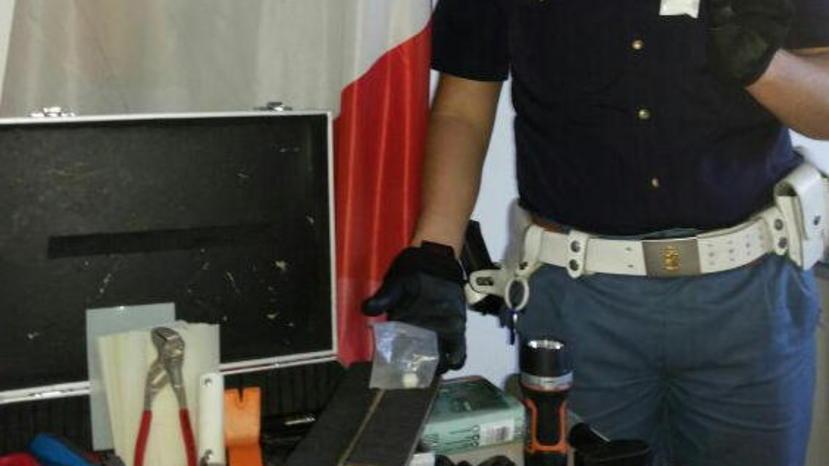 Ladri incastrati dal documento consegnato in hotel