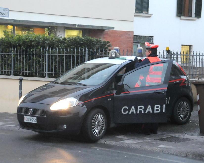 Ladri di notte in casa di carabiniere che esplode due colpi in aria e li fa fuggire 