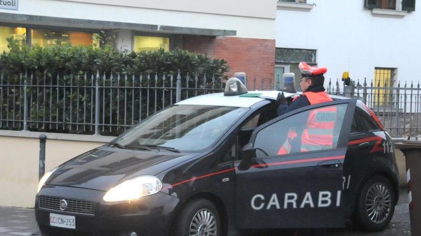 Ladri di notte in casa di carabiniere che esplode due colpi in aria e li fa fuggire
