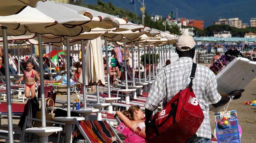 Il “falso Briatore” fa ironia sugli ambulanti in Versilia