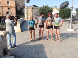 I protagonisti di un reality olandese si arrampicano sul bastione San Remy 