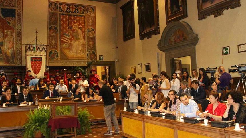 Il “parlamentino” di Prato inizia il lavoro, tra caldo e blackout