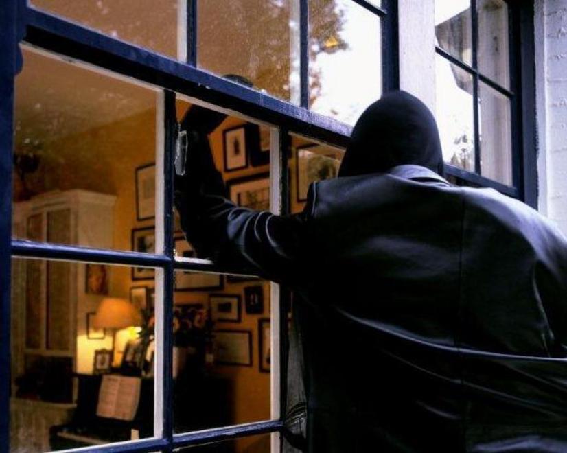 Scoperti dai vicini a rubare a Martignana, i ladri abbandonano l’auto 