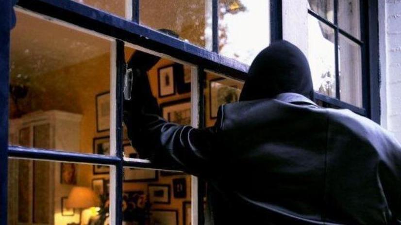 Scoperti dai vicini a rubare a Martignana, i ladri abbandonano l’auto