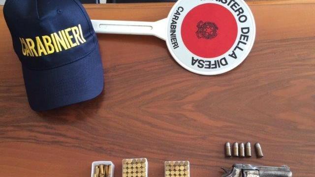 Nascondeva in casa una pistola carica e 110 proiettili: arrestato