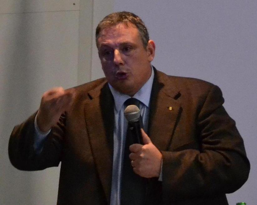 Fisico extralarge, resta intrappolato nella porta della banca 