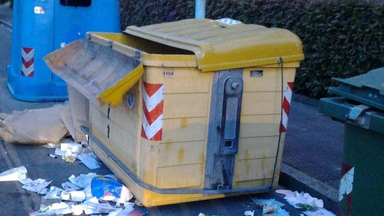Nei weekend rifiuti lasciati all’esterno dei cassonetti