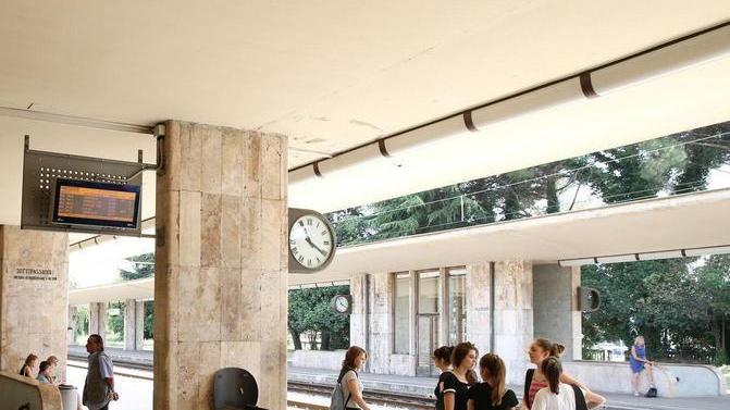 Guasti la locomotiva e il passaggio a livello Caos nelle stazioni
