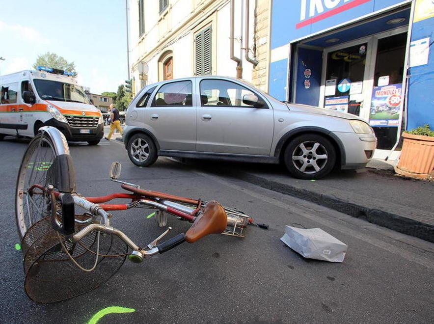 Auto contro un negozio in centro 