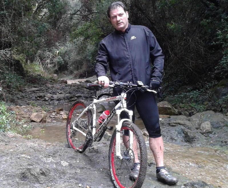 Muore a 51 anni per un malore mentre fa un giro in bicicletta