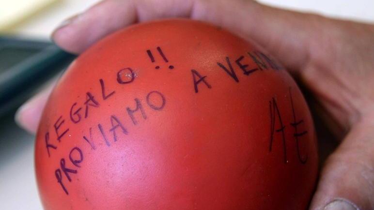 Palla da bowling contro una vetrina