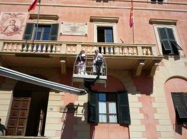 Il sindaco Ferrari sale sul montacarichi 