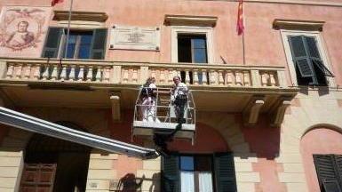 Il sindaco Ferrari sale sul montacarichi