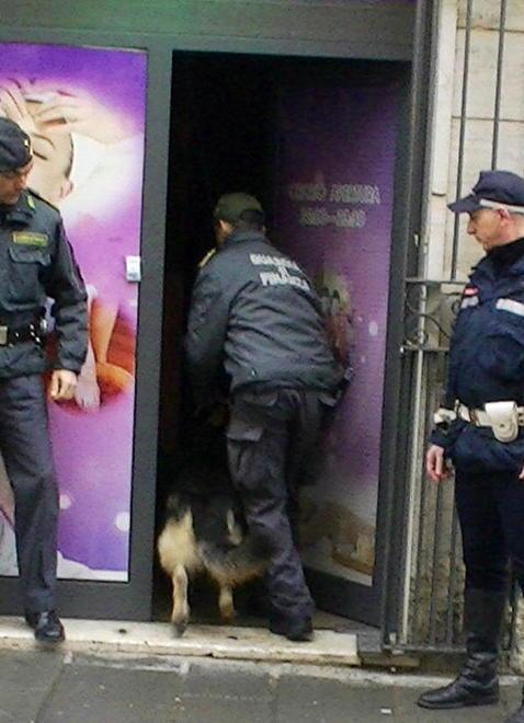 Lavoratrici al nero in un centro massaggi 