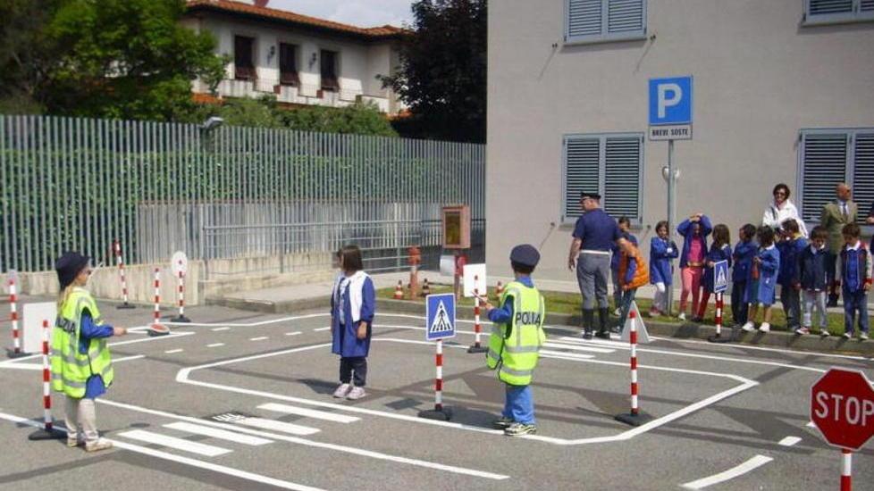 Bambini a lezione di educazione stradale