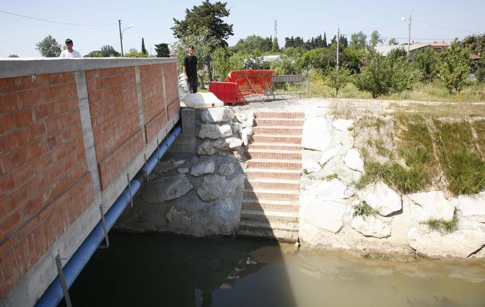 Donna precipitata nel canale, i familiari stamani al consorzio 