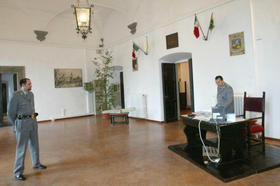 Sorpresi i colleghi «È imbarazzante, vediamo le carte» 
