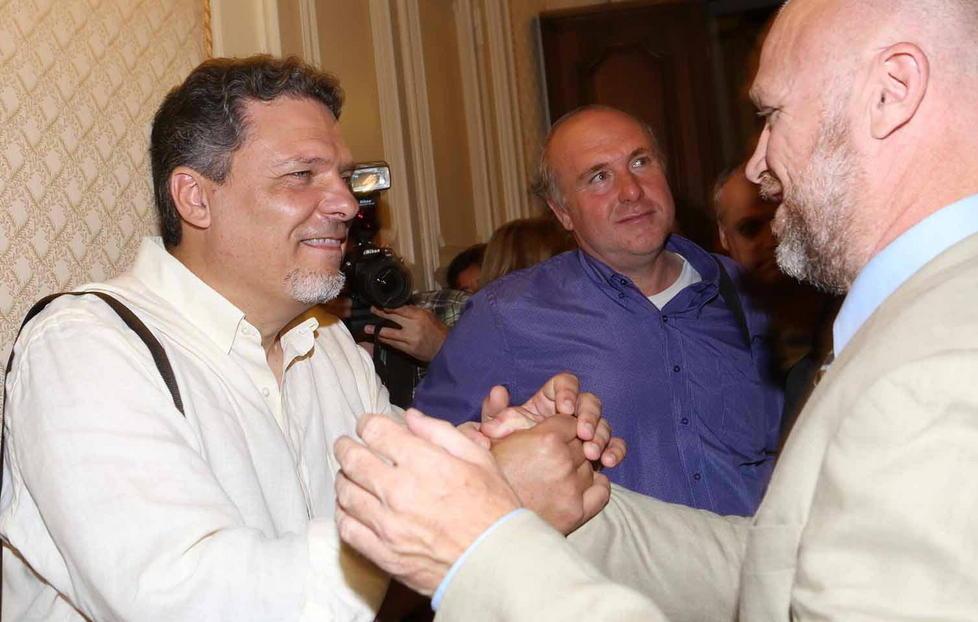 La prima firma, poi l’abbraccio ai genitori 