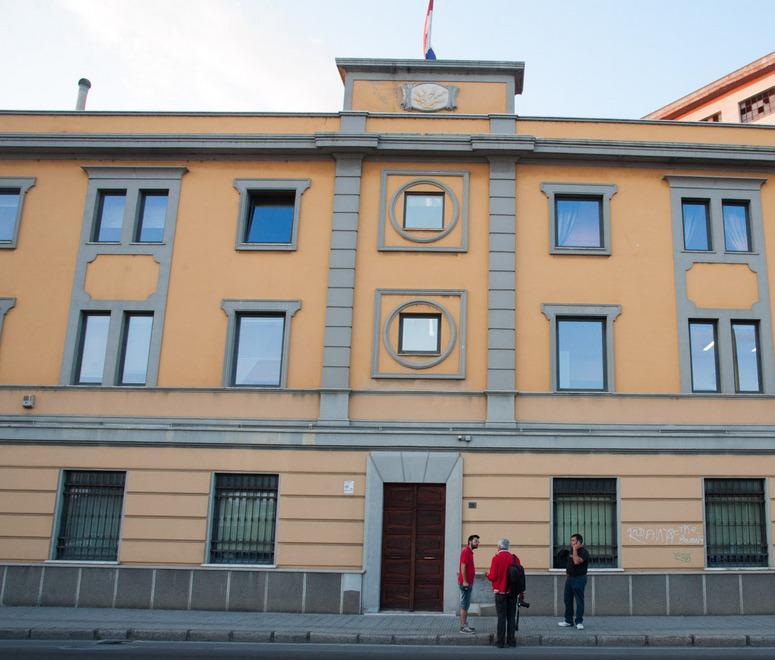 Riunione fiume tra pizze e Coca Cola 