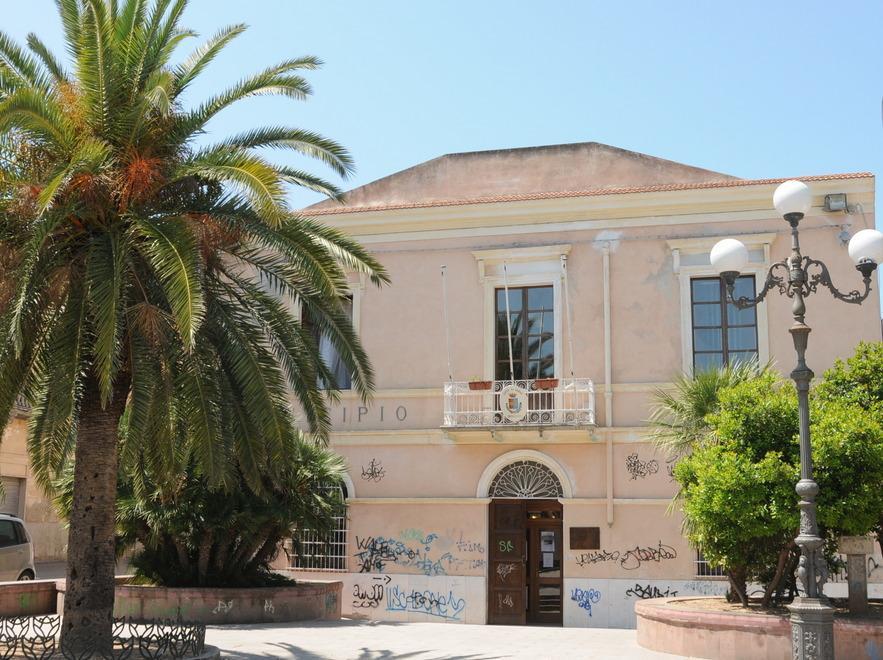 Va nell’ufficio del sindaco e devasta stanza e arredi 
