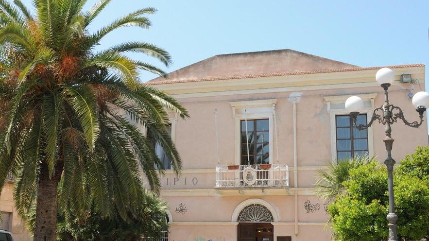 Va nell’ufficio del sindaco e devasta stanza e arredi