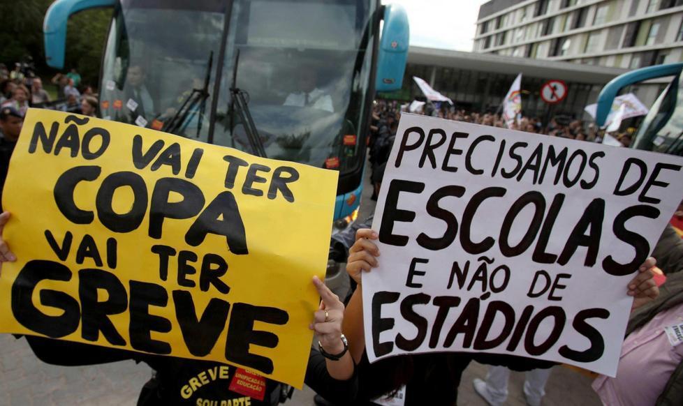 Dentro gli stadi la festa Fuori le proteste contro governo e Fifa