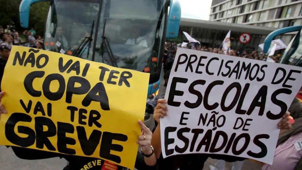 Dentro gli stadi la festa Fuori le proteste contro governo e Fifa