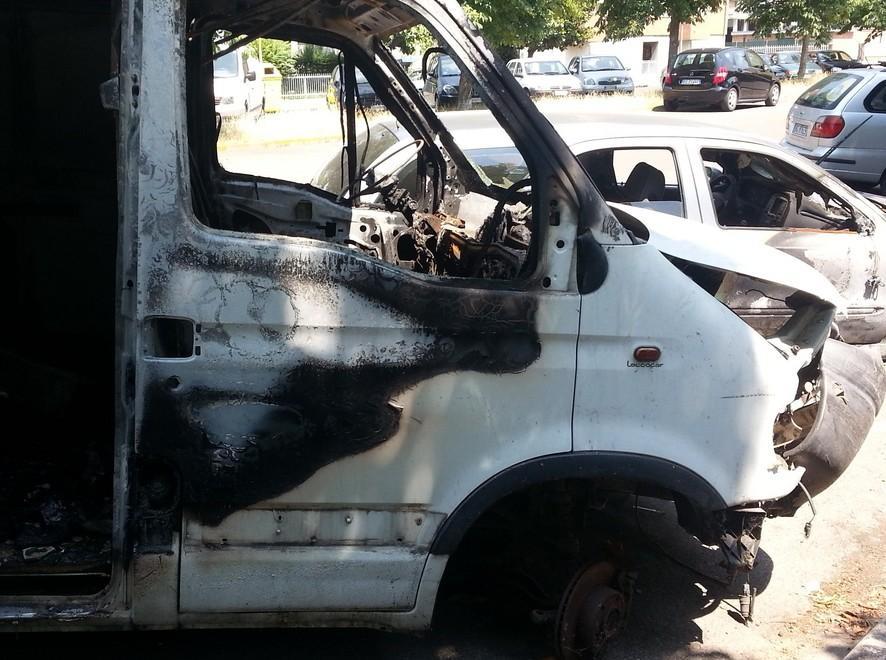 Auto incendiate e carcasse abbandonate nel parcheggio