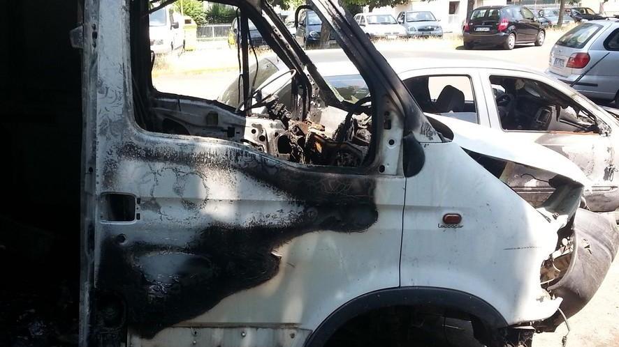 Auto incendiate e carcasse abbandonate nel parcheggio