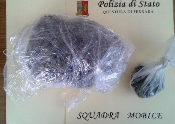 Nascondeva la droga in salotto 