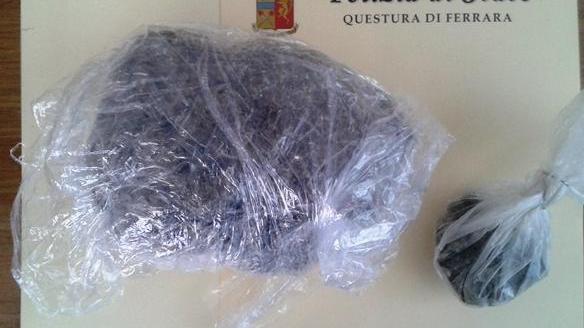 Nascondeva la droga in salotto