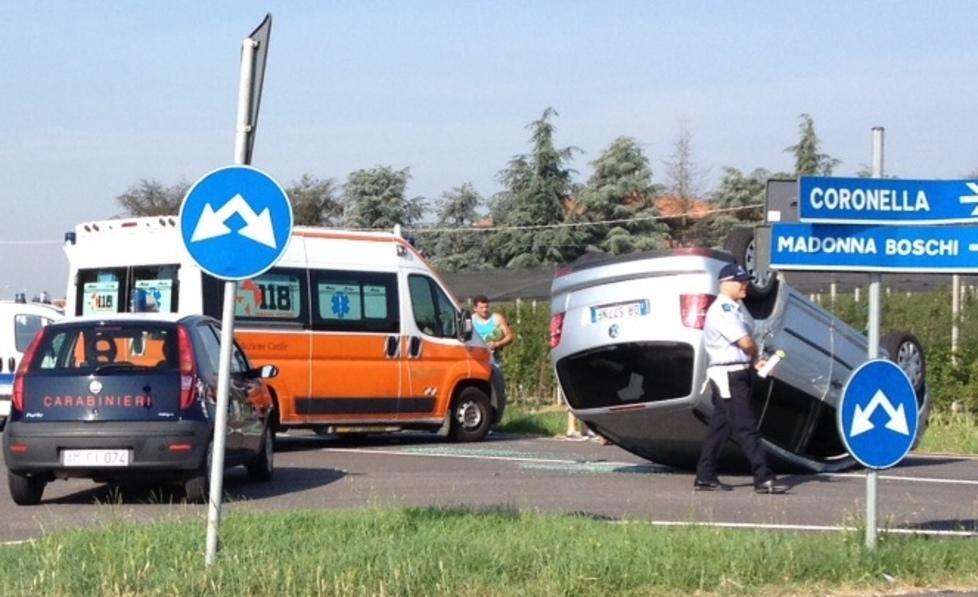 Paura dopo lo scontro, auto si ribalta
